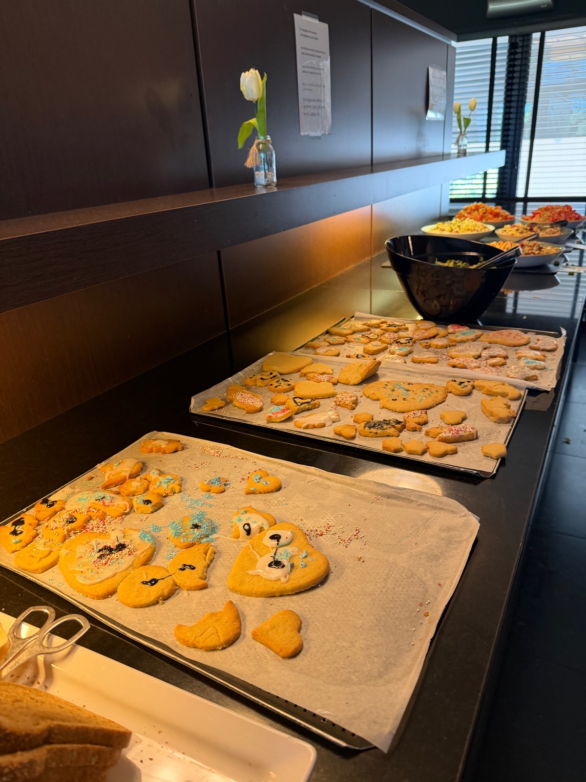 Versierde koekjes op het buffet in het restaurant van de locatie
