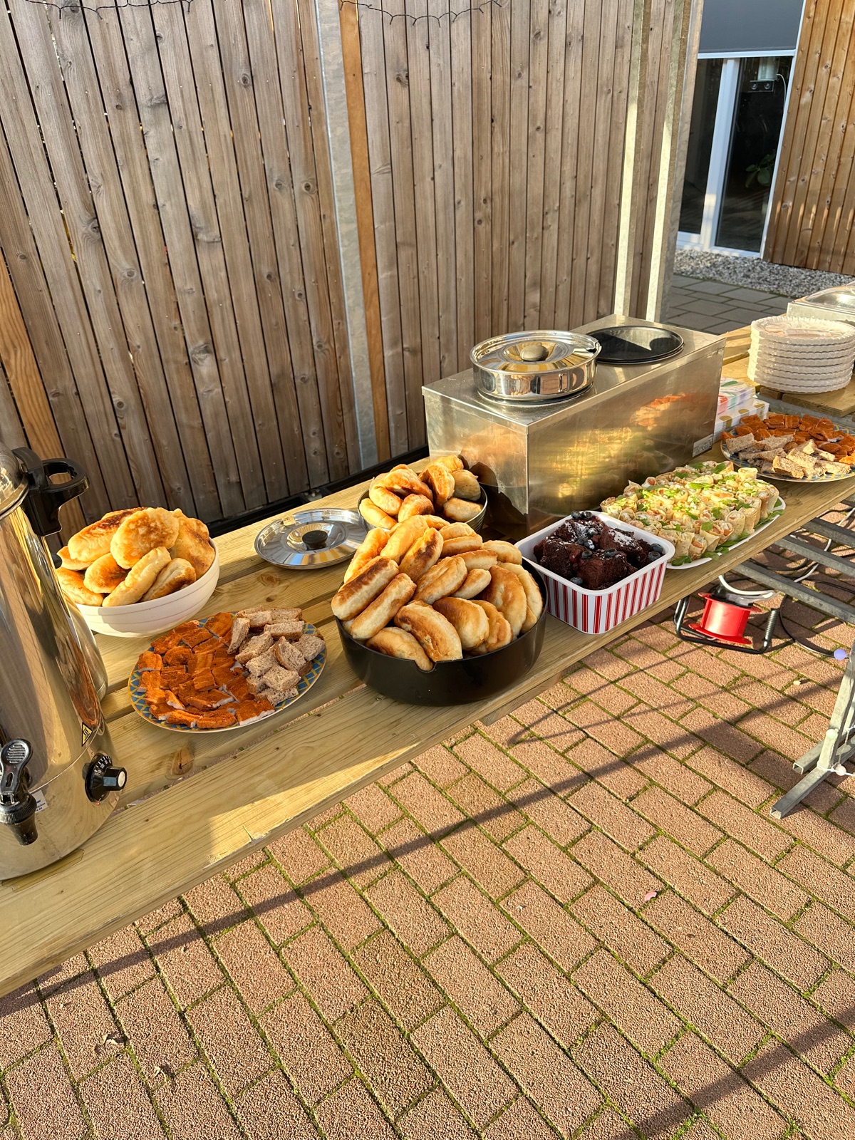 Buffet met zelfgemaakte gerechten van bewoners tijdens de kerstavond in Wijchen