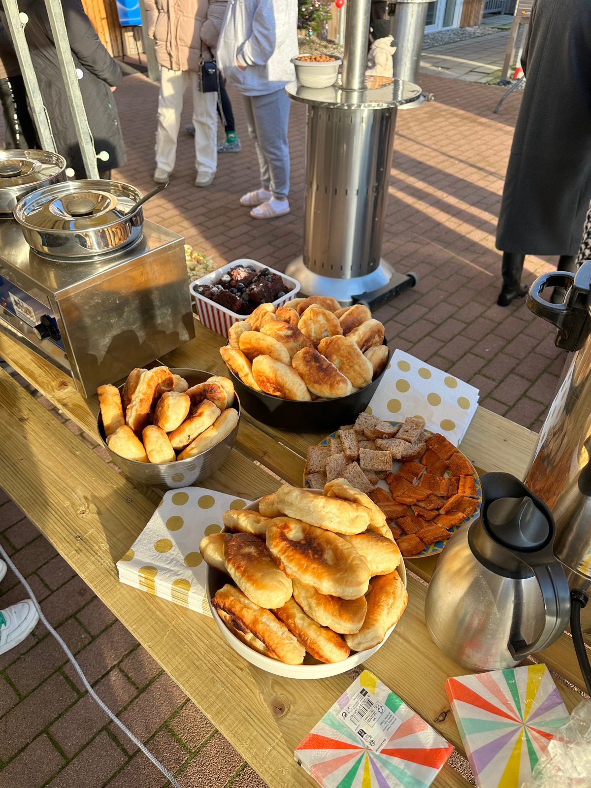 Schalen met zelfgebakken broodjes en gebak op de kerstavond in Wijchen